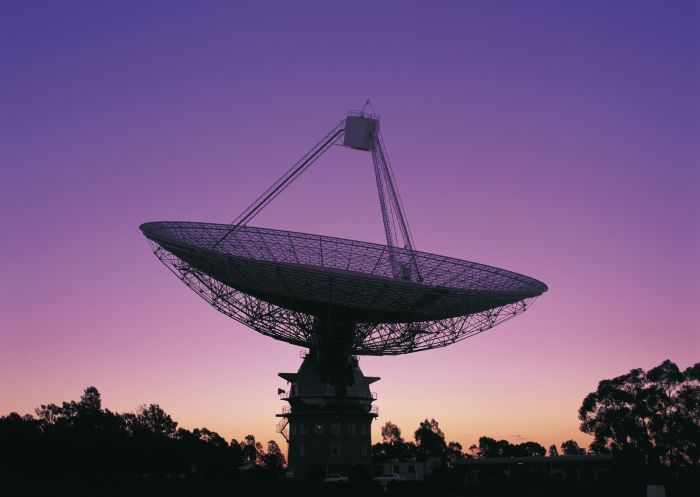 CSIRO帕克斯射電望遠鏡 CSIRO 射電望遠鏡在黃昏時分呈現粉紫色天空,其新天線位於帕克斯
