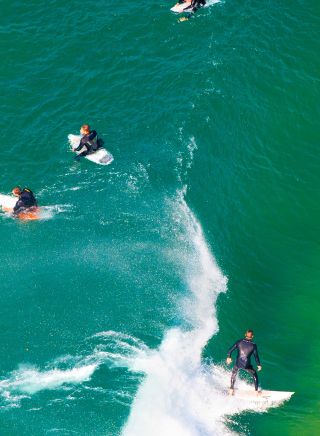 中央海岸北阿沃卡海灘 (Avoca Beach）衝浪者的空中照片