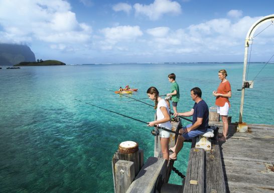 一家人在豪勳爵島（Lord Howe Island）碼頭享受一天的釣魚樂趣