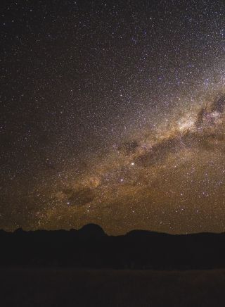 火山輪廓上方的星空銀河－沃倫邦格爾斯