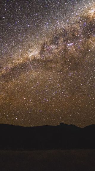 沃倫邦格爾火山輪廓上方的星空銀河