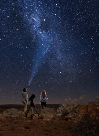 一對情侶在內陸 Astronomy 觀星，欣賞銀河下的星空