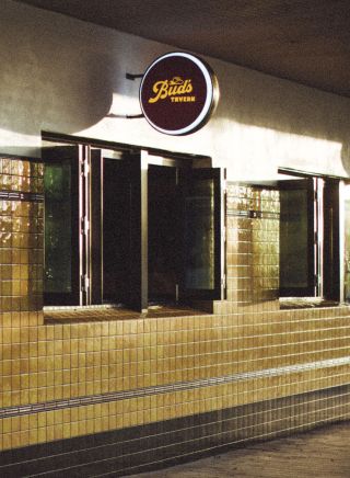 黃色瓷磚外牆，Bud's Tavern，赫斯基森（Huskisson），肖爾黑文（Shoalhaven）文 - 圖片來源：Ben Spinelli 