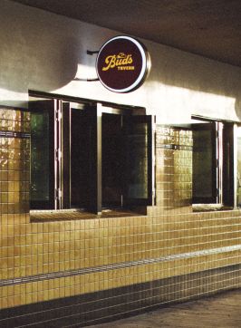 黃色瓷磚外牆，Bud's Tavern，赫斯基森（Huskisson），肖爾黑文（Shoalhaven）文 - 圖片來源：Ben Spinelli 