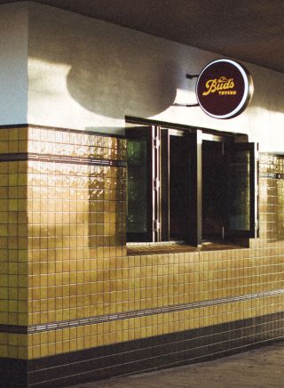 黃色瓷磚外牆，Bud's Tavern，赫斯基森（Huskisson），肖爾黑文（Shoalhaven）文 - 圖片來源：Ben Spinelli 