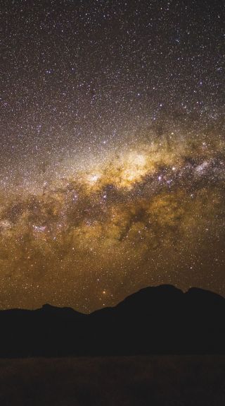 沃倫邦格爾火山輪廓上方的星空銀河