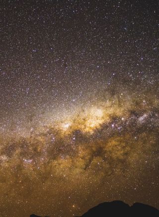 沃倫邦格爾火山輪廓上方的星空銀河