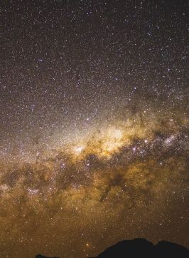 沃倫邦格爾火山輪廓上方的星空銀河