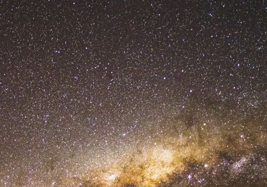 沃倫邦格爾火山輪廓上方的星空銀河